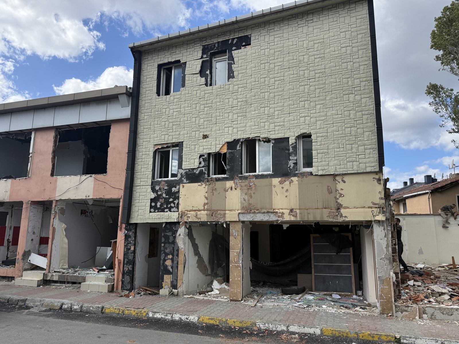 Boşaltılmış eski bina; pencereleri sökülmüş, yıkım sırası bekliyor. Ekim 2026