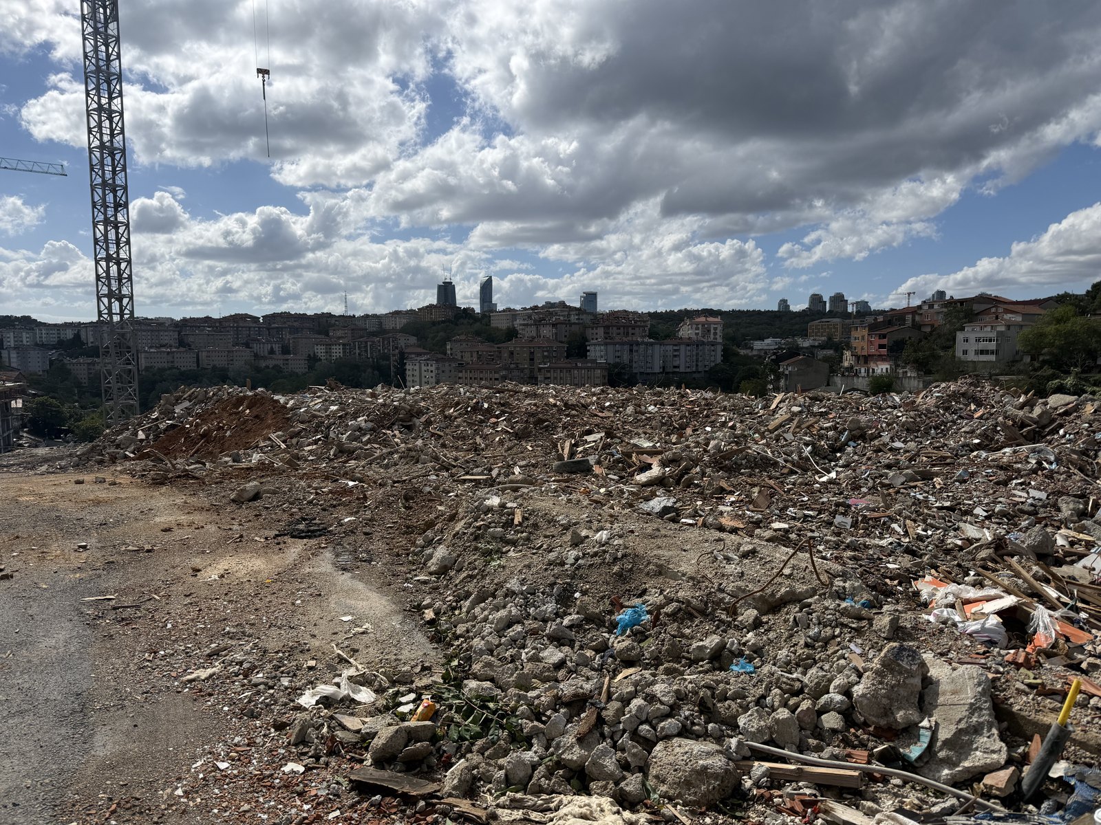 Hafriyat alanı; arkada Darüşşafaka, Gazeteciler Sitesi çevresi. Ekim 2026